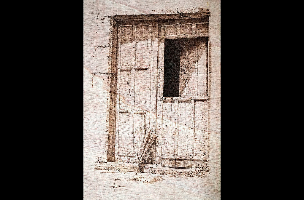 Portón de casa de pueblo. Pirograbado sobre madera.