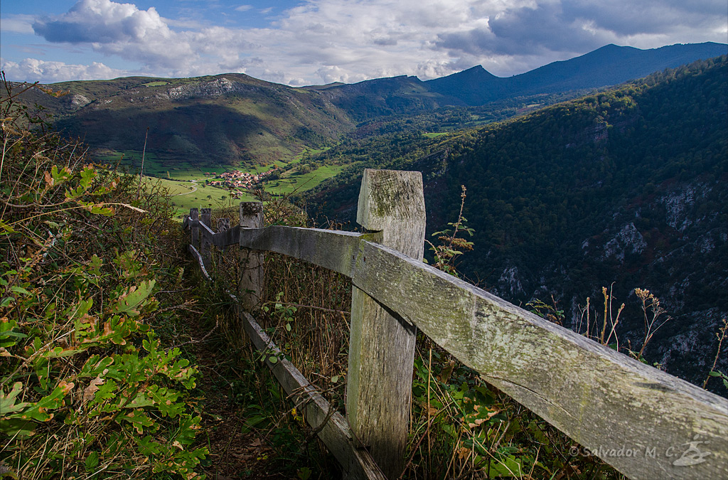 Paisaje cántabro con el pueblo de Cicera al fondo.