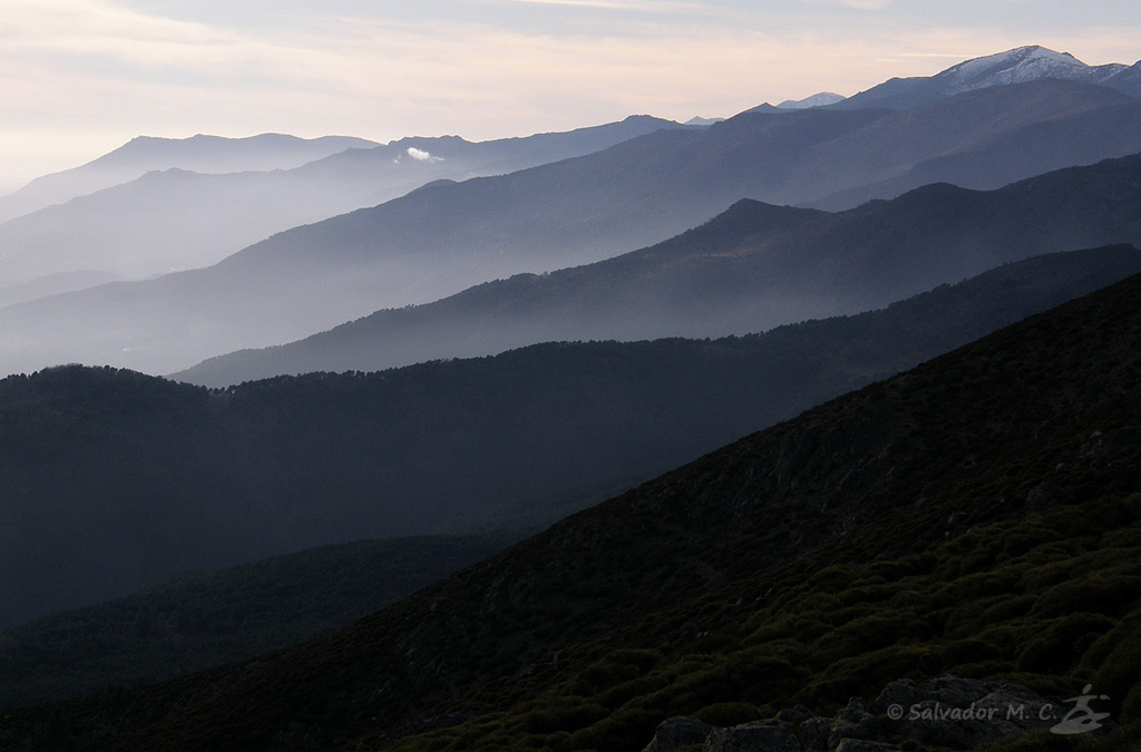 Atardecer sobre las vaguadas de la cara sur de la Sierra de Gredos.