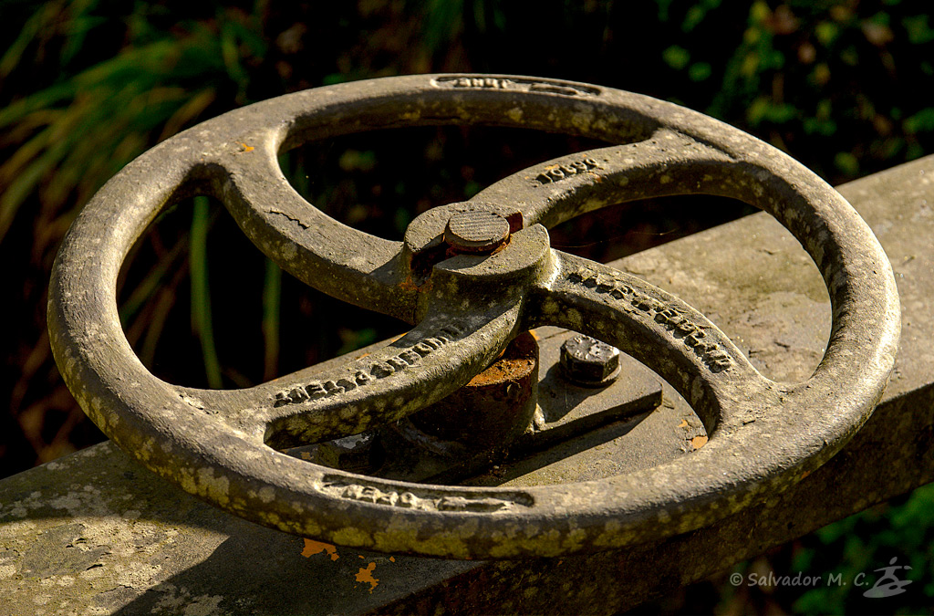 Llave de paso hidráulico en molino abandonado.