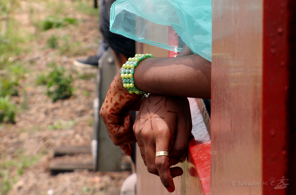 Manos de muchacha asomada en un tren. Sri Lanka. Ganadora del primer premio en el III concurso fotográfico de Descubrir Tours.