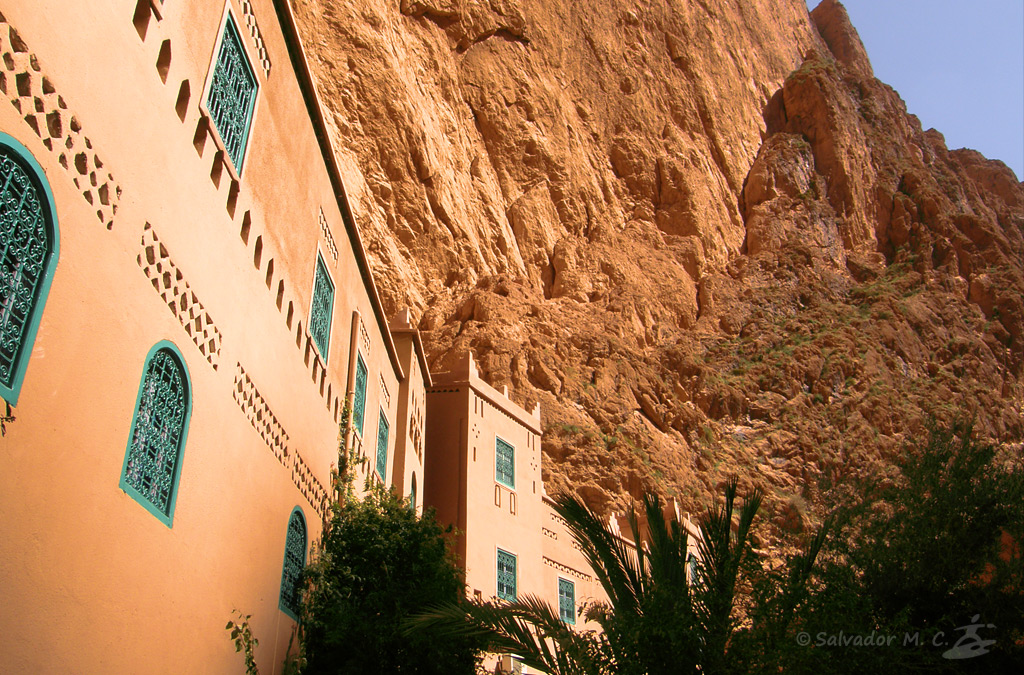 Paredes artificiales y naturales dentro de una garganta en Marruecos.