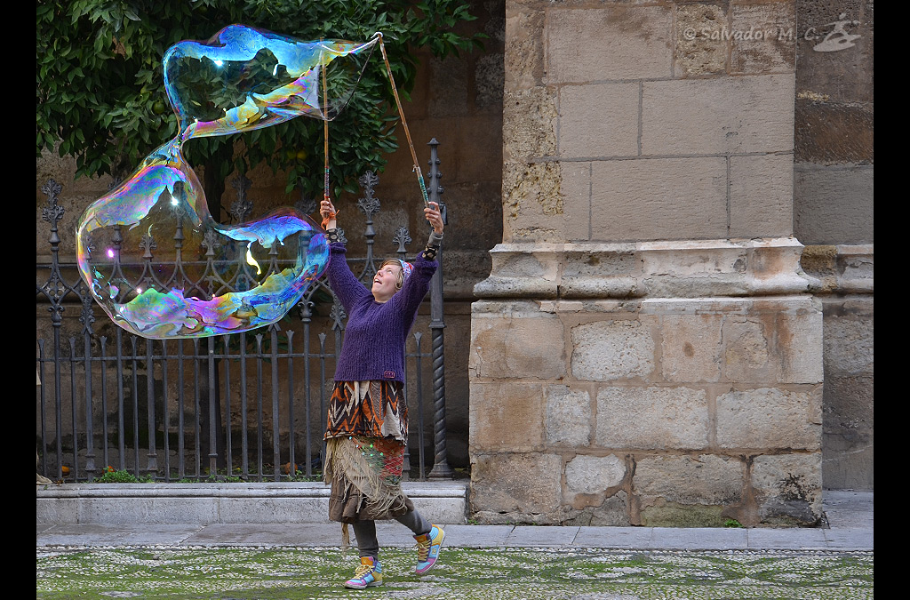 Artista callejero de pompas de jabón.