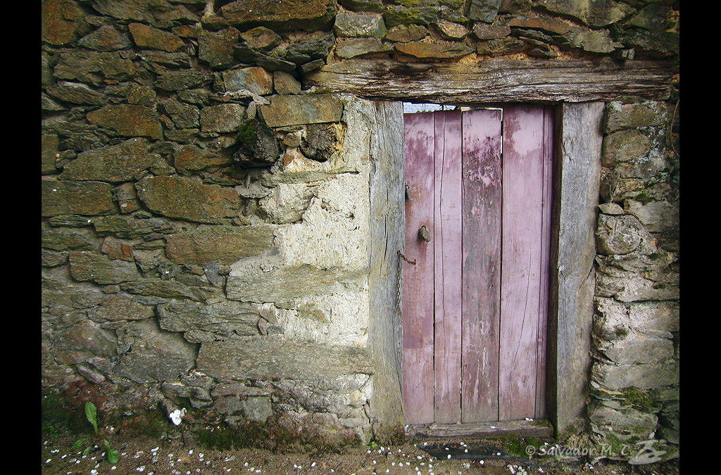 Puerta de madera de pueblo de Zamora.