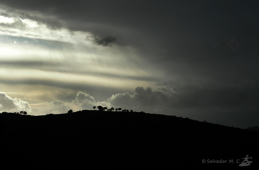 Cortinas de precipitación sobre los montes de Baños de La Encina.