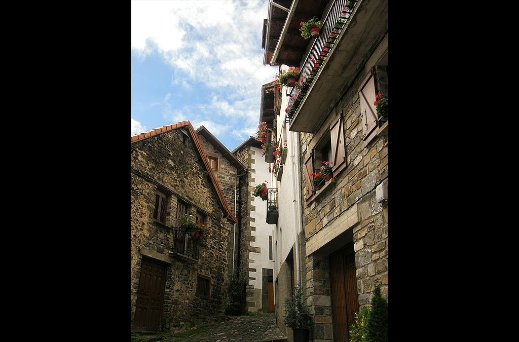 Calle de pueblo de Isaba. RETOCADA.